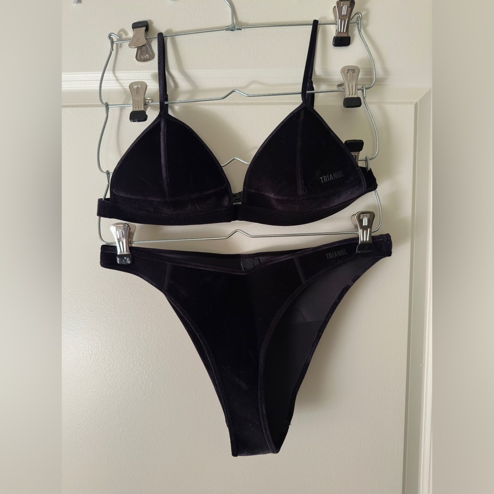 Triangl swim bottoms black velvet- cheeky